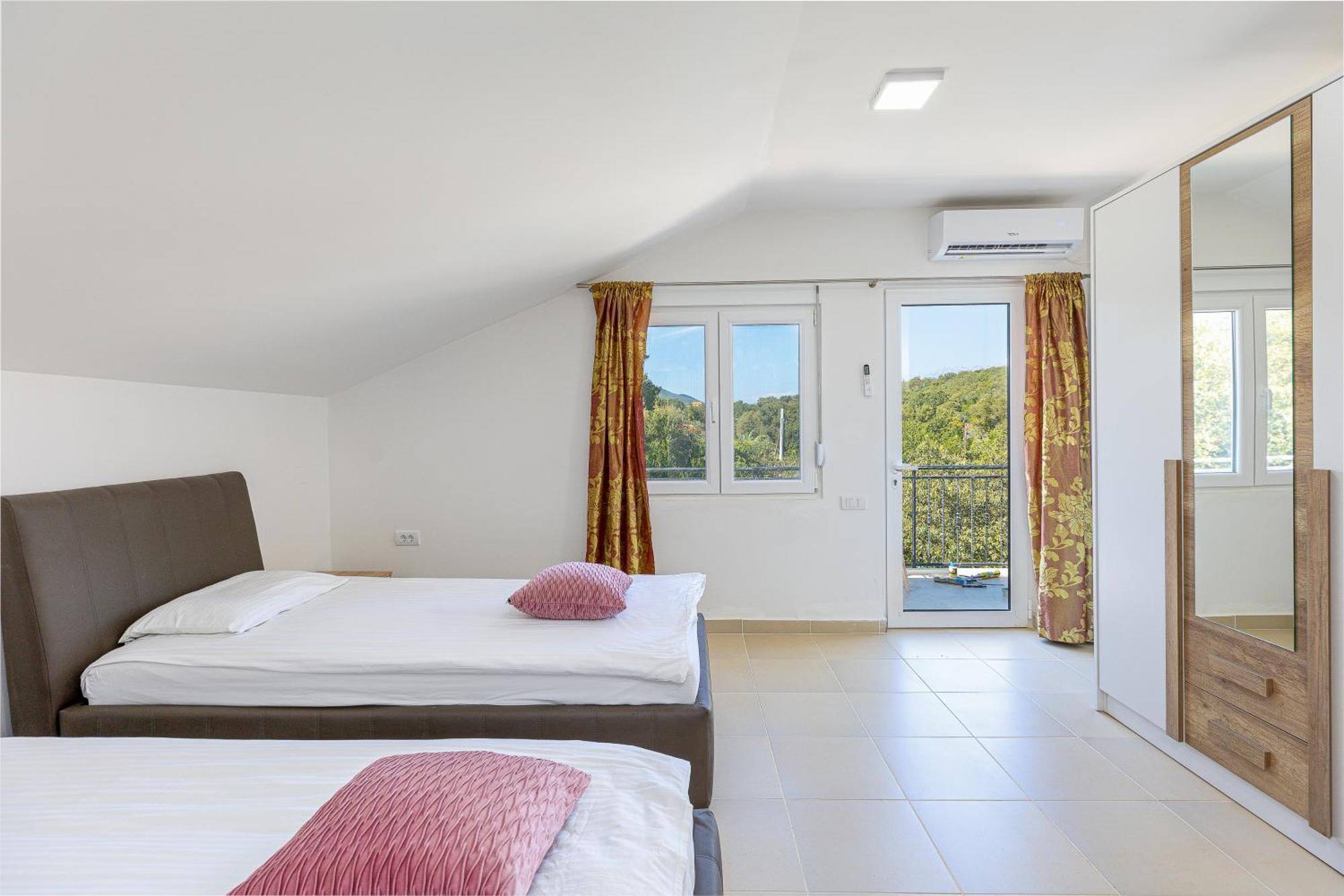 Apartments Lustica ラドヴィチ 部屋 写真